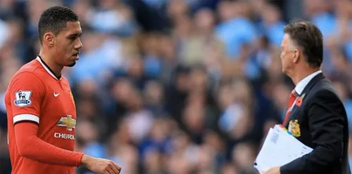 Van Gaal không nhìn mặt Smalling khi học trò rời sân. Ảnh:AP. anh-1-4908-1414972376.jpg