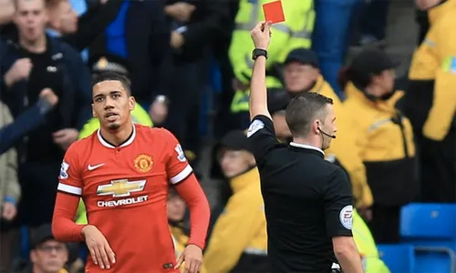 Smalling dính thẻ đỏ gián tiếp. Ảnh:AP. anh-2-3217-1414972376.jpg