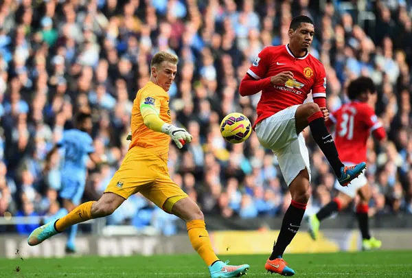 Pha bóng ngớ ngẩn gián tiếp dẫn tới thẻ đỏ của Smaliing. Ảnh:AFP. mu7_1414949790.jpg