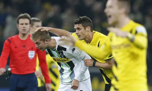 Cầu thủ Dortmund xoa đầu Kramer sau tình huống tuyển thủ Đức biếu cho họ bàn thắng. Ảnh:AP. 78870857-kramer-ap-4033-1415577520.jpg