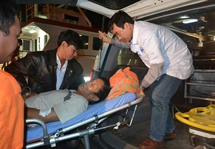 Điều tàu cứu nạn lai dắt tàu cá gặp nạn ảnh 1