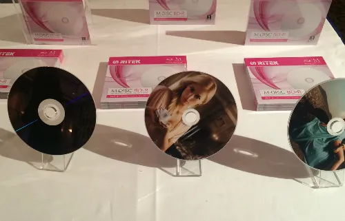 Đĩa quang học ghi một lần M- DISC là lựa chọn duy nhất lưu trữ thông tin, hình ảnh và video qua nhiều thế kỷ. Ảnh:Lê Phương. Đĩa quang học ghi một lần M- DISC là lựa chọn duy nhất lưu trữ thông tin, hình ảnh và video qua nhiều thế kỷ. Ảnh: Lê Phương.