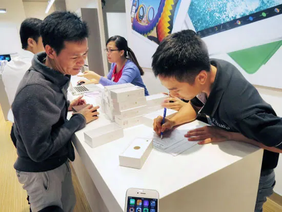 Khách hàng ký hợp đồng đặt mua máy.