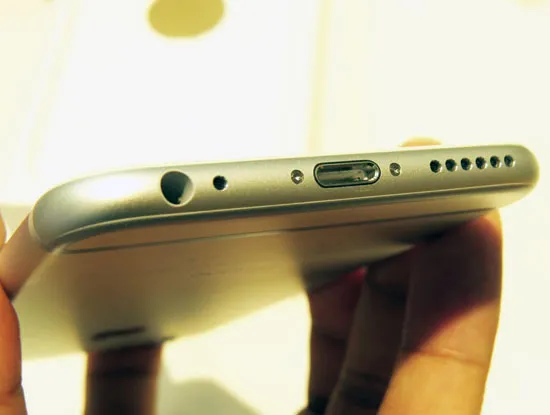 Cổng kết nối tai nghe, sạc.