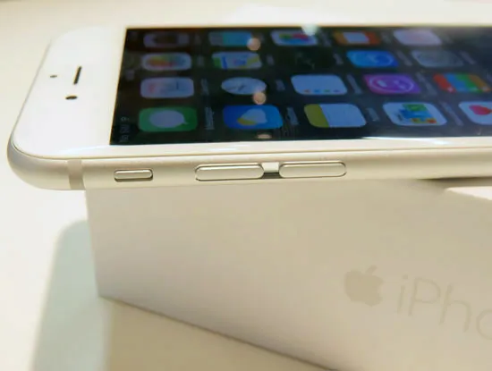 Cạnh trái của máy với phim điều chỉnh âm lượng.