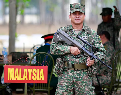 Súng trường Steyr AUG. Xạ thủ Ma-lai-xi-a trang bị súng trường Steyr AUG thi đấu tại AARM-24 Súng trường Steyr AUG. Xạ thủ Ma-lai-xi-a trang bị súng trường Steyr AUG thi đấu tại AARM-24
