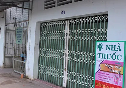 Một người đàn ông treo cổ giữa nhà ảnh 1