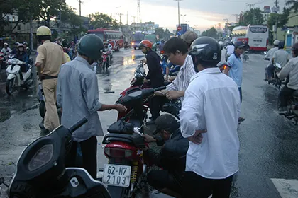 Mưa lớn cuối mùa đường TP.HCM lại thành sông ảnh 4