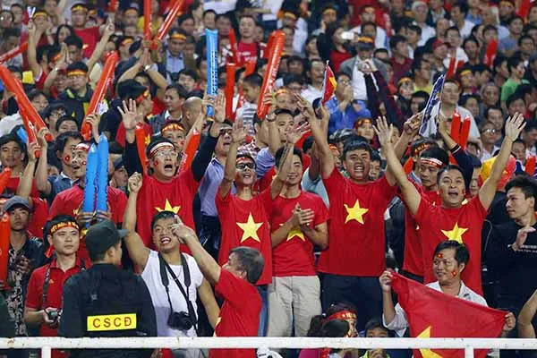 Chùm ảnh: 'Sắc đỏ' tràn ngập khắp SVĐ cổ vũ tuyển Việt Nam ảnh 11 Chùm ảnh: 'Sắc đỏ' tràn ngập khắp SVĐ cổ vũ tuyển Việt Nam ảnh 11
