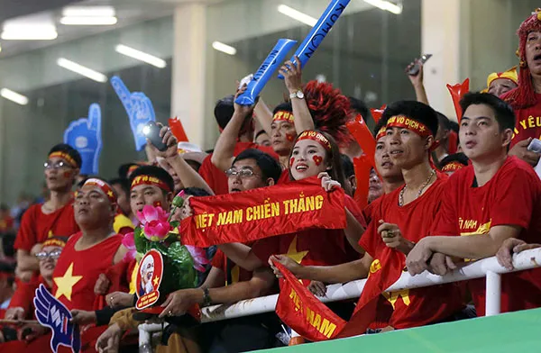 Chùm ảnh: 'Sắc đỏ' tràn ngập khắp SVĐ cổ vũ tuyển Việt Nam ảnh 3 Chùm ảnh: 'Sắc đỏ' tràn ngập khắp SVĐ cổ vũ tuyển Việt Nam ảnh 3