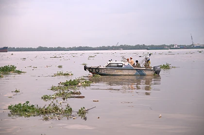 Xác người đàn ông phân hủy trên sông Nhà Bè ảnh 1