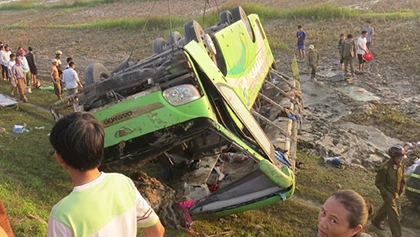 Tạm giữ tài xế điều khiển xe khách lật xuống ruộng làm 1 người chết, 20 người bị thương ảnh 1