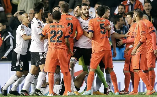 Cuộc chiến diễn ra nóng bỏng, và cầu thủ hai đội nhiều lần xông vào nhau. Ảnh:EPA. b-2613-1417393559.jpg