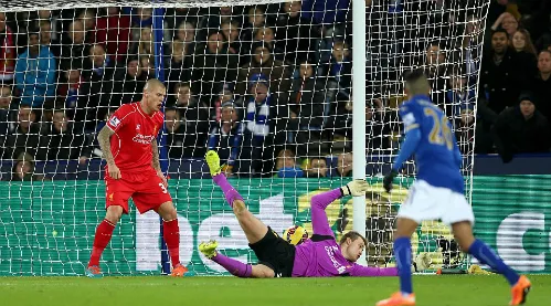 Bóng bật cột chạm lưng Mignolet rồi bay vào lưới. Ảnh:ES. 23ACC42500000578-0-image-35-14-4256-5139