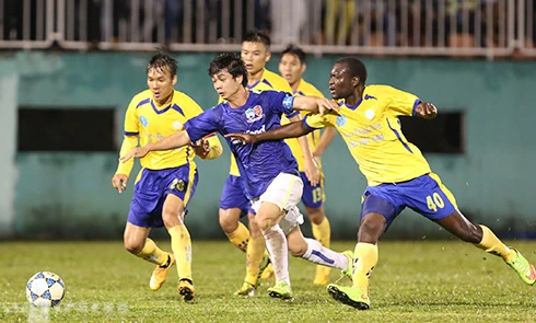 Theo bầu Đức, Công Phượng và các đồng đội đá V-League sẽ hút khán giả đến sân. Ảnh:Đức Đồng. DONG4430-6595-1417505697.jpg