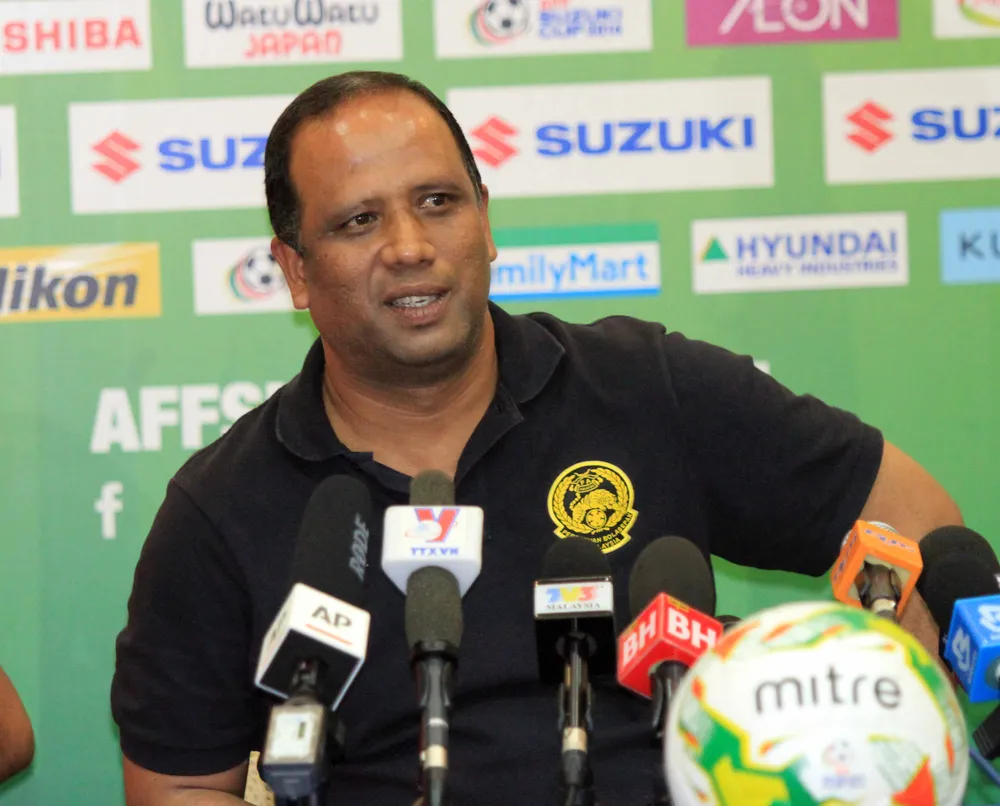 Bên lề trận Việt Nam - Malaysia: Hai HLV nắn gân nhau, CĐV rồng rắn xếp hàng mua vé ảnh 14