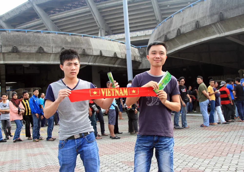 Bên lề trận Việt Nam - Malaysia: Hai HLV nắn gân nhau, CĐV rồng rắn xếp hàng mua vé ảnh 5