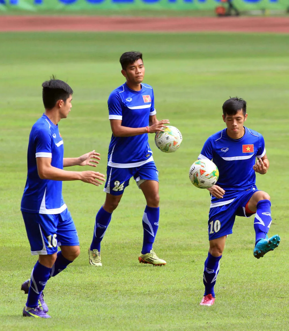 Bên lề trận Việt Nam - Malaysia: Hai HLV nắn gân nhau, CĐV rồng rắn xếp hàng mua vé ảnh 8