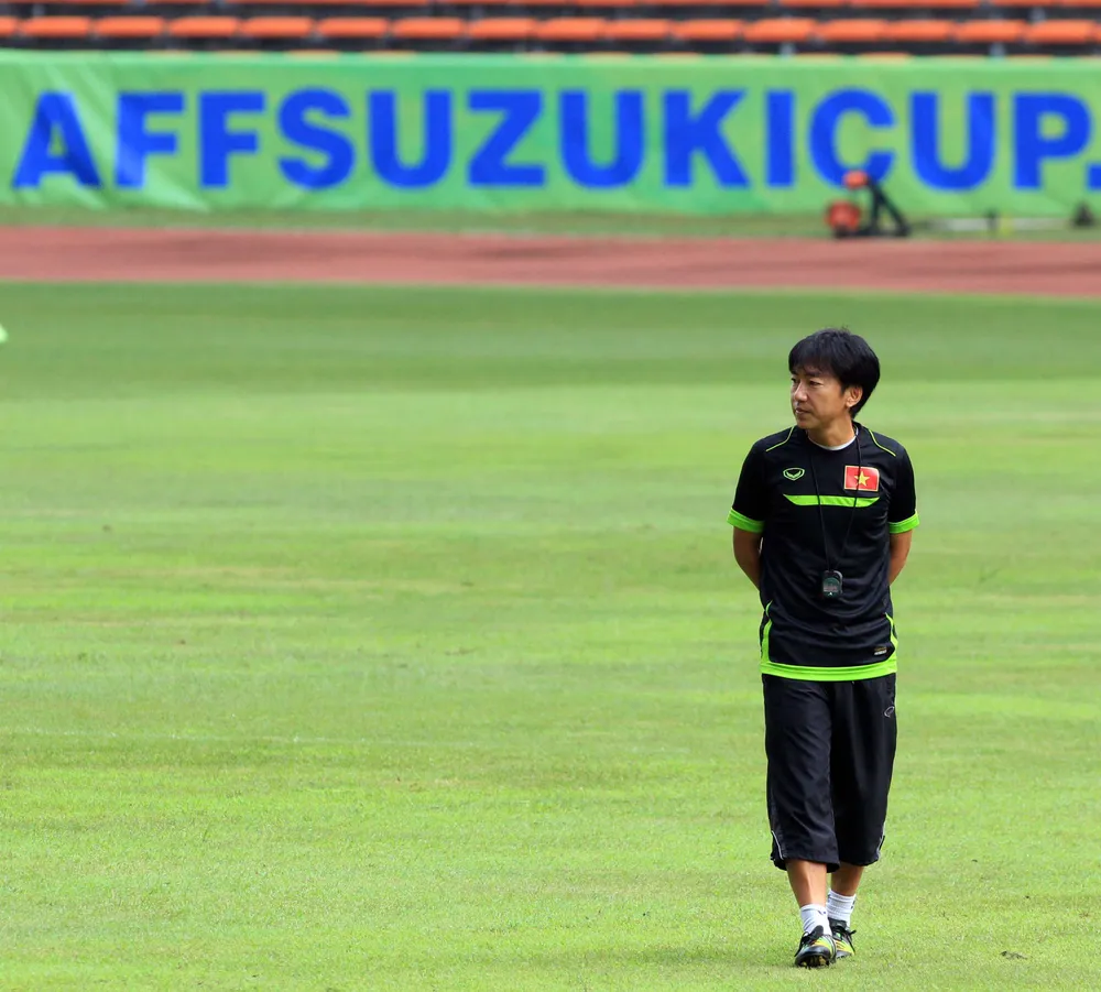 Bên lề trận Việt Nam - Malaysia: Hai HLV nắn gân nhau, CĐV rồng rắn xếp hàng mua vé ảnh 11