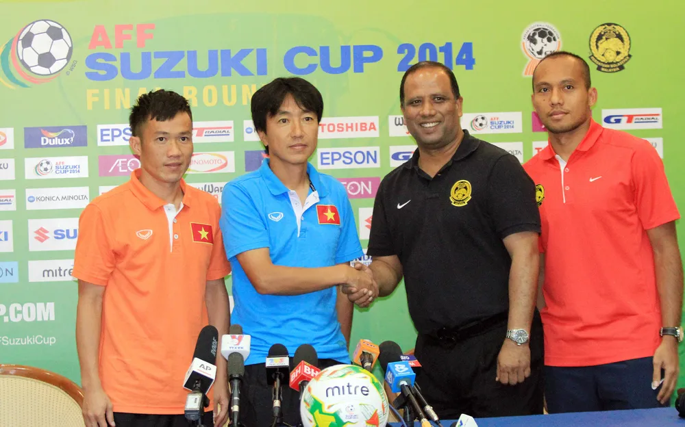 Bên lề trận Việt Nam - Malaysia: Hai HLV nắn gân nhau, CĐV rồng rắn xếp hàng mua vé ảnh 15