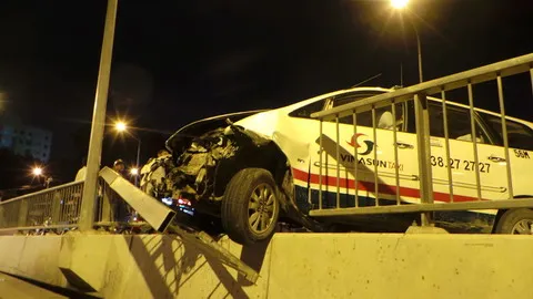 húc tung, lan can cầu, taxi, rơi xuống đất húc tung, lan can cầu, taxi, rơi xuống đất