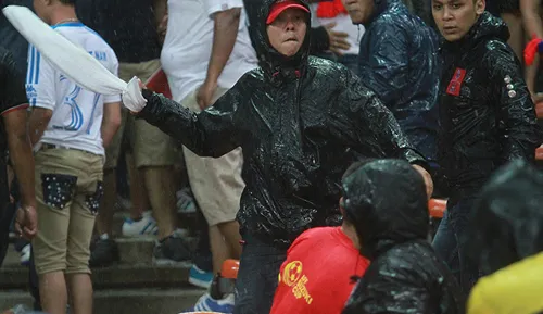 CĐV Malaysia đánh CĐV Việt Nam tóe máu: Bóng đá xấu xí trên sân Shah ALam ảnh 4 CĐV Malaysia đánh CĐV Việt Nam tóe máu: Bóng đá xấu xí trên sân Shah ALam ảnh 4