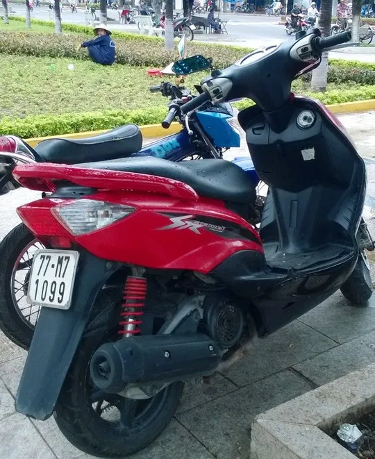 Xe tay ga vắng chủ trên vỉa hè công viên