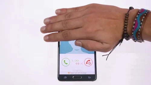 Chỉ cần đặt bàn tay lên màn hình, Galaxy Note 4 sẽ “hiểu” để tự động tắt âm. anhsoonline