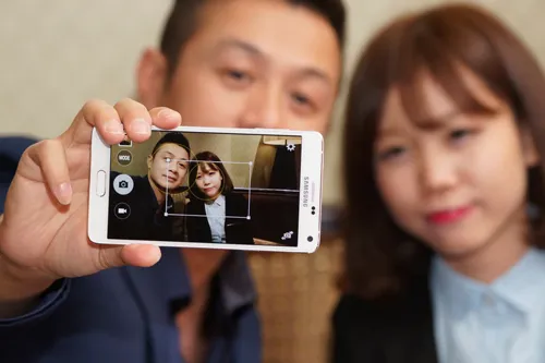 Thoải mái tạo dáng với chức năng chụp hình bằng giọng nói trên Galaxy Note 4. anhsoonline