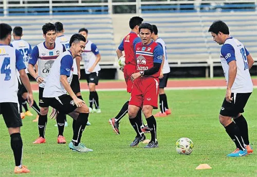 HLV Kiatisak (đỏ) và tuyển Thái Lan đãchuẩn bị cho trận chung kết AFF Cup 2014 với tuyển Việt Nam chứ không phải Malaysia. Ảnh:Bangkok Post. 712994-9811-1418403107.jpg