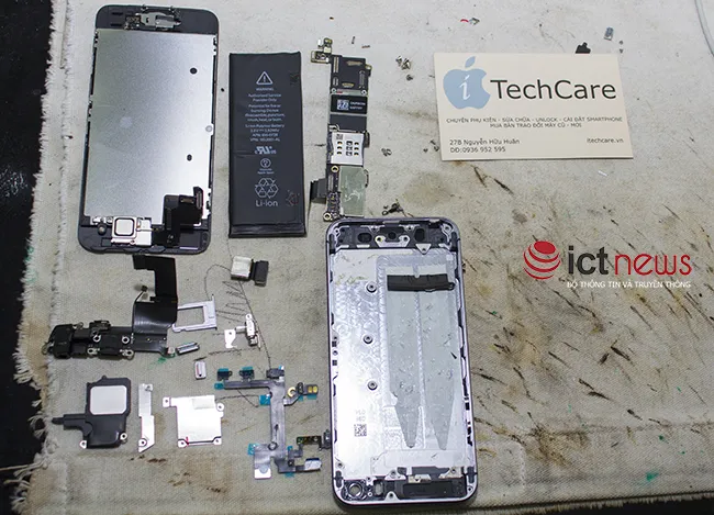Toàn bộ linh kiện của một chiếc iPhone 5S được tháo ra