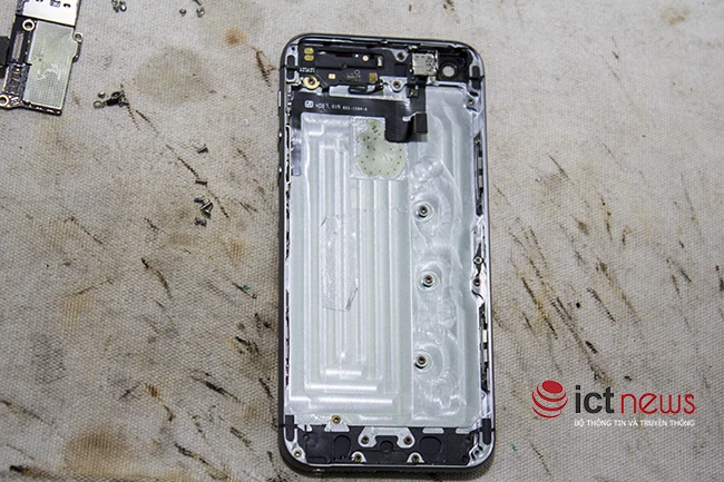 Các bước lắp đặt được xắp xếp theo trình tự. Đầu tiên là hệ thống cáp nguồn.