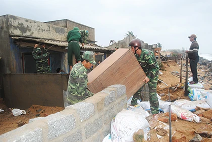 Sóng lớn khủng khiếp phá hủy 31 ngôi nhà ảnh 1