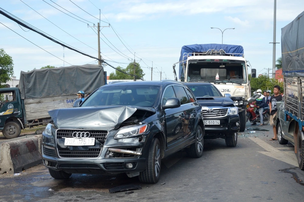 Tai nạn liên hoàn giữa hàng loạt xe ôtô, quốc lộ kẹt xe hàng giờ ảnh 3