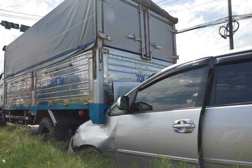 Tai nạn liên hoàn giữa hàng loạt xe ôtô, quốc lộ kẹt xe hàng giờ ảnh 1