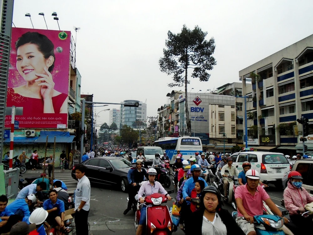 Người dân đổ xô xem cháy, giao thông ùn tắc trầm trọng ảnh 7