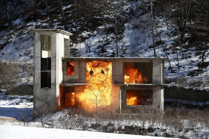 Rùng mình xem lính Hàn luyện tập trong băng tuyết ảnh 5