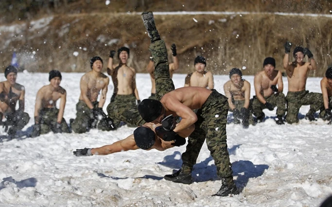 Rùng mình xem lính Hàn luyện tập trong băng tuyết ảnh 7