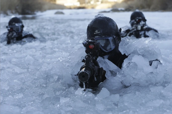 Rùng mình xem lính Hàn luyện tập trong băng tuyết ảnh 16