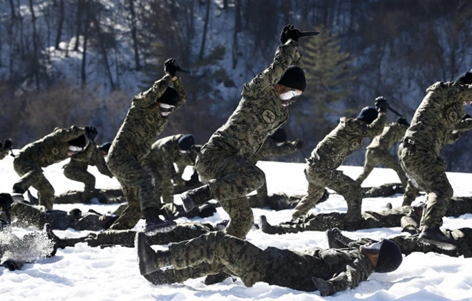 Rùng mình xem lính Hàn luyện tập trong băng tuyết ảnh 18