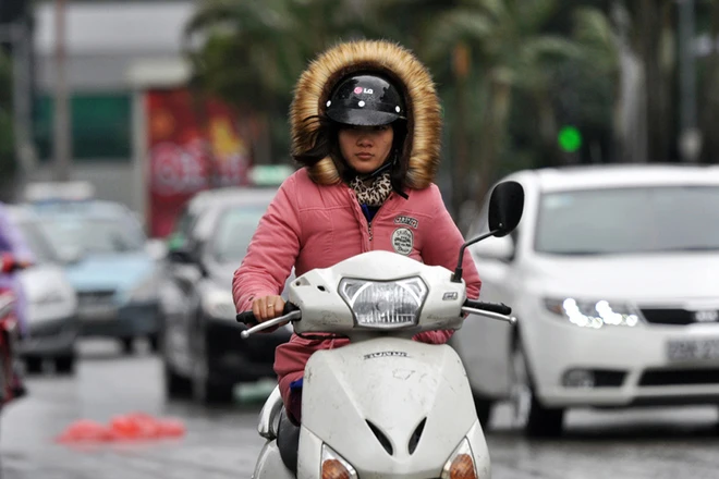 Hà Nội rét đậm, người dân đốt lửa sưởi ấm ảnh 2