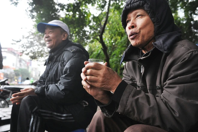 Hà Nội rét đậm, người dân đốt lửa sưởi ấm ảnh 6