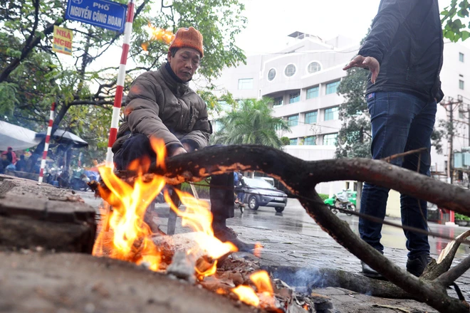 Hà Nội rét đậm, người dân đốt lửa sưởi ấm ảnh 5