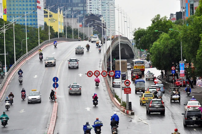 Hà Nội rét đậm, người dân đốt lửa sưởi ấm ảnh 1