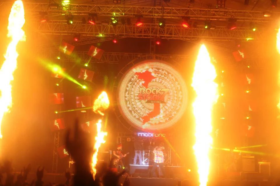 Giới trẻ Hà Nội vượt mưa rét đi xem bão Rock ảnh 4