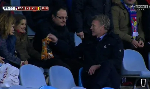 Moyes đáp lại thịnh tình của một CĐV.Ảnh chụp màn hình. anh-1-6925-1421287878.jpg