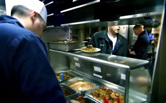 Các thủy thủ xếp hàng chờ nhận phần ăn. Đầu bếp trên tàu ngầm là một trong những vị trí quan trọng.