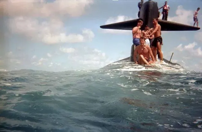 Sau một thời gian dài hoạt động dưới nước, tàu ngầm trồi lên mặt biển để các thủy thủ sinh hoạt, như tắm biển.