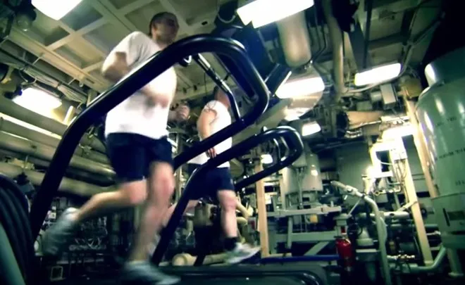 Tàu ngầm trang bị những cơ sở vật chất tương tự như những tàu hoạt động trên bề mặt, như các máy móc để thủy thủ rèn luyện thể lực.