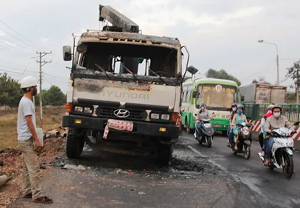 Xe tải đang thi công bất ngờ bốc cháy ảnh 1